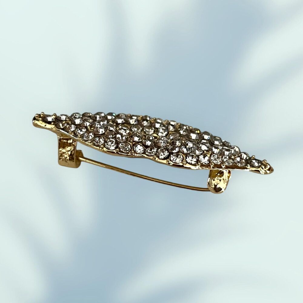 Glamorous Crystal Lips Brooch Pin - Sparkling Rhinestone Design - Picture 3 of 3